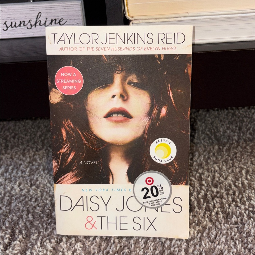 Daisy Jones & The Six Novel